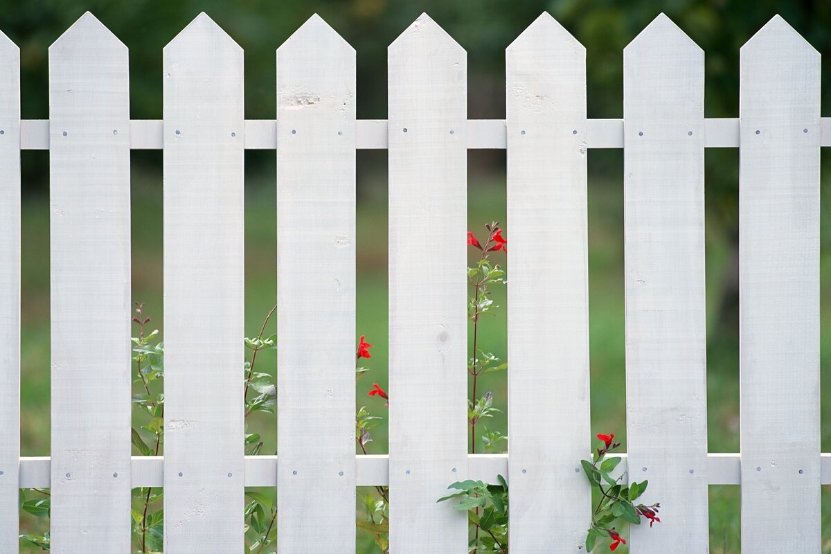 Free White Fences Image, Public Domain Home CC0 Photo.